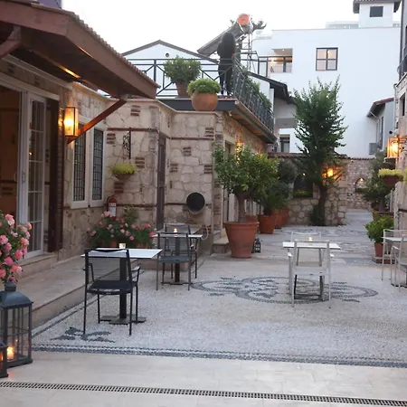 Lovely Garden Flat With Patio Near Hadrian's Gate